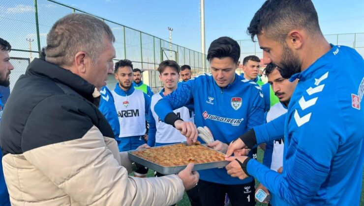 Kars 36 Spor Taraftarları, Takımı Ziyaret Ederek Tatlı İkramında Bulundu