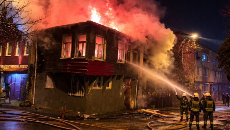 Üsküdar’da İki Metruk Binada Yangın Paniği