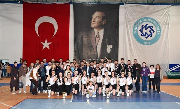 Kafkas Üniversitesi Geleneksel Spor Şenliği, ödül töreniyle taçlandırıldı